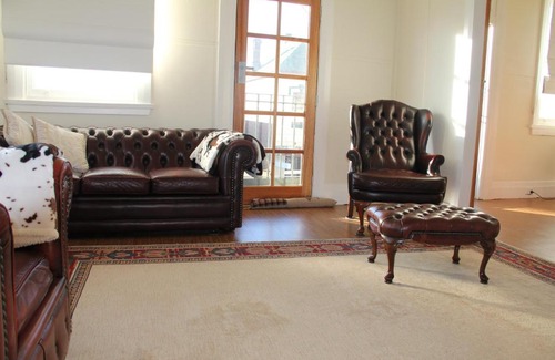 West Wyalong Bed & Breakfast | Comfortable Mentor Chambers Apartment with Breakfast & Hot Tub