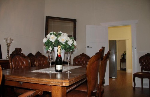 West Wyalong Bed & Breakfast | Comfortable Mentor Chambers Apartment with Breakfast & Hot Tub