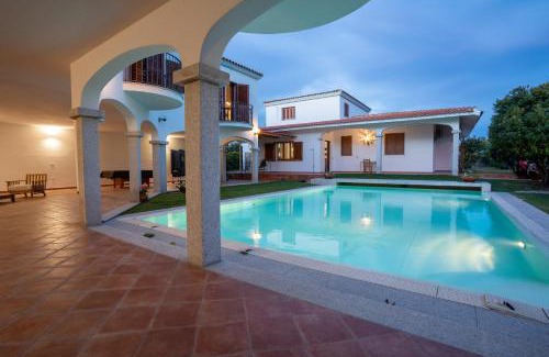 Posada House | Explore Mera House: Family-Friendly Retreat with Pool