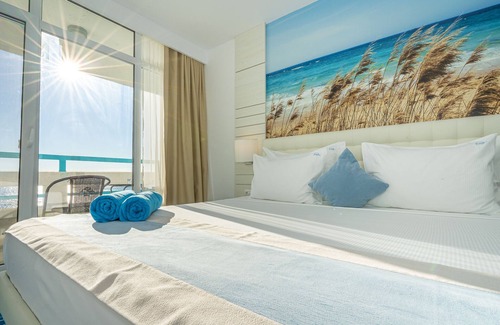 Cap Aurora Hotel | Experience Mera Onix Cap Aurora: Poolside Relaxation Awaits