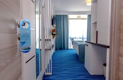 Cap Aurora Hotel | Experience Mera Onix Cap Aurora: Poolside Relaxation Awaits