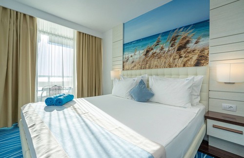 Cap Aurora Hotel | Experience Mera Onix Cap Aurora: Poolside Relaxation Awaits