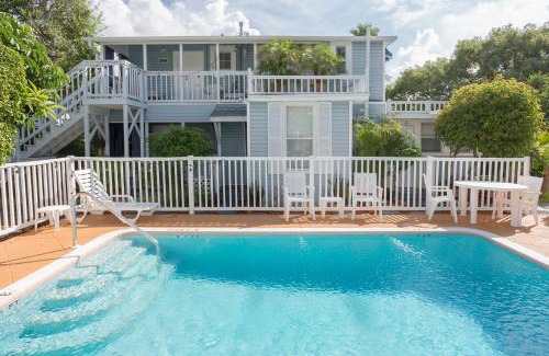 Downtown Dunedin Bed & Breakfast | Experience Meranova Guest Inn: Oceanfront Escape with Spa