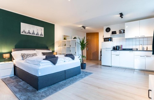 Dagersheim Apartment | Modern Mercedes I Stuttgart: Perfect for Families & Remote Work