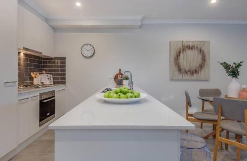Wangaratta House | Merchant's Court: Central 3-Bedroom Townhouse for Families