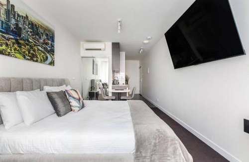 Melbourne Central Business District Apartment | Mercura - Modern CBD Escape by Queen Victoria Market