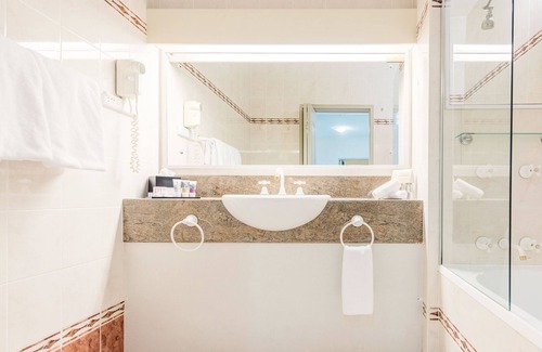 Adamstown Heights Hotel | Relax at Mercure Charlestown with Pool and Restaurant