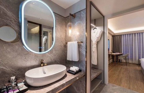 Chengdu City Centre Hotel | Premier Stay at Mercure Chengdu Chunxi - Rated 9/10