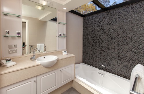 Pokolbin Hotel | Relax at Mercure Hunter Valley Gardens with Spa & Pool