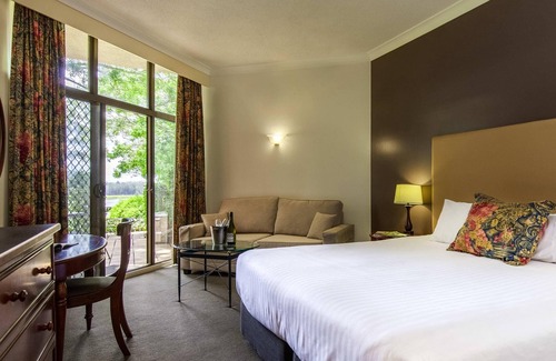 Pokolbin Hotel | Relax at Mercure Hunter Valley Gardens with Spa & Pool