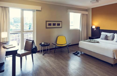 Centro Hotel | Pet-Friendly Mercure Jaragua do Sul with Ocean Views