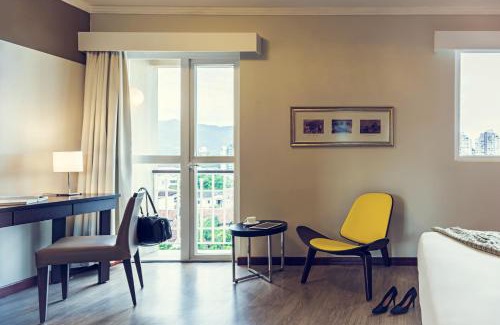 Centro Hotel | Pet-Friendly Mercure Jaragua do Sul with Ocean Views