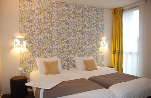 Miroir - Batignolles Hotel | Relax at Mercure Le Mans Batignolles with Pool & Spa
