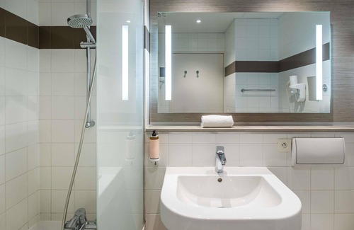 Miroir - Batignolles Hotel | Relax at Mercure Le Mans Batignolles with Pool & Spa