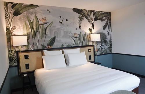 Miroir - Batignolles Hotel | Relax at Mercure Le Mans Batignolles with Pool & Spa