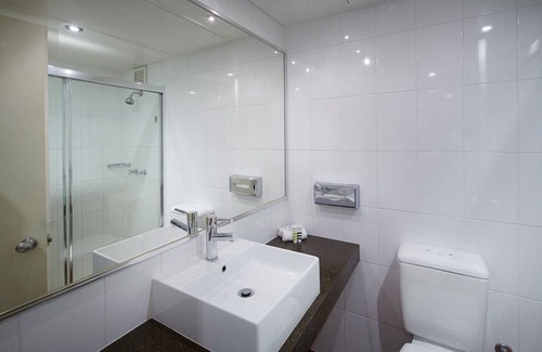 Maitland Hotel | Relax at Mercure Maitland Monte Pio with Pool and Spa