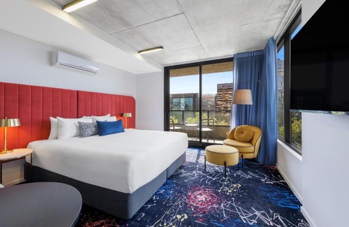 Melbourne Hotel | Premier Mercure Melbourne St Kilda Road with Hot Tub & Dining