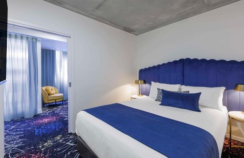 Melbourne Hotel | Premier Mercure Melbourne St Kilda Road with Hot Tub & Dining