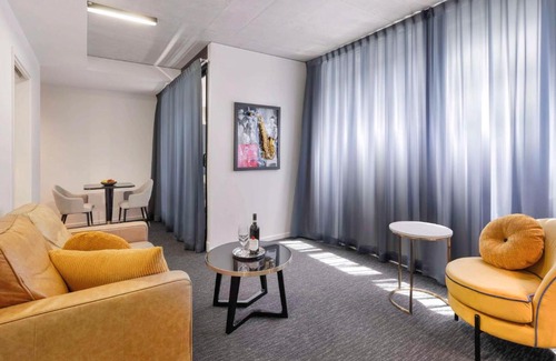 Melbourne Hotel | Premier Mercure Melbourne St Kilda Road with Hot Tub & Dining