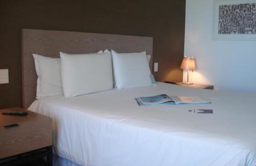 Punta Carretas Hotel | Cozy Oceanfront Retreat at Mercure Montevideo Punta Carretas