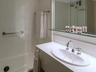 Newcastle West Hotel | Relax at Mercure Newcastle: 4-Star Comfort with Pool