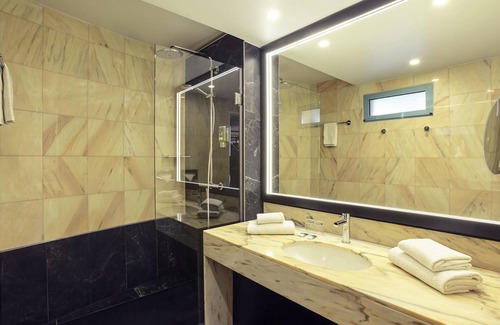 Les Puces de Saint-Ouen Hotel | Discover Mercure Paris Saint-Ouen: Family-Friendly Comfort