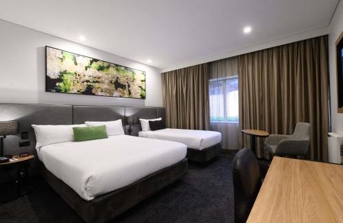 Jamisontown Hotel | Relax at Mercure Penrith: Family-Friendly with Pool & Breakfast