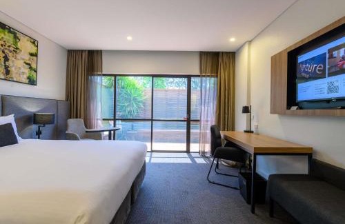 Jamisontown Hotel | Relax at Mercure Penrith: Family-Friendly with Pool & Breakfast