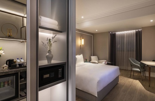 Putuo Hotel | Discover Mercure Shanghai Global Harbour: Family-Friendly Stay