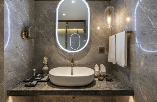 Putuo Hotel | Discover Mercure Shanghai Global Harbour: Family-Friendly Stay