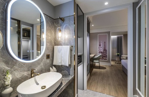 Putuo Hotel | Discover Mercure Shanghai Global Harbour: Family-Friendly Stay