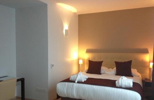 Villefranche-sur-Saone Hotel | Pet-Friendly Mercure Villefranche: Pool & Ocean Views
