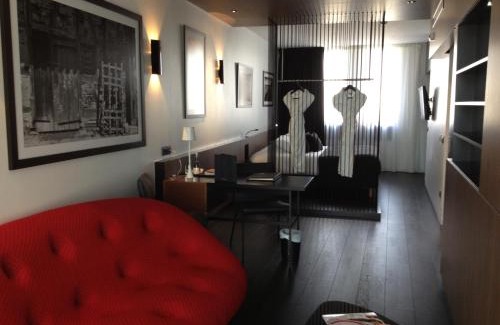 Villefranche-sur-Saone Hotel | Pet-Friendly Mercure Villefranche: Pool & Ocean Views