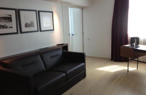 Villefranche-sur-Saone Hotel | Pet-Friendly Mercure Villefranche: Pool & Ocean Views