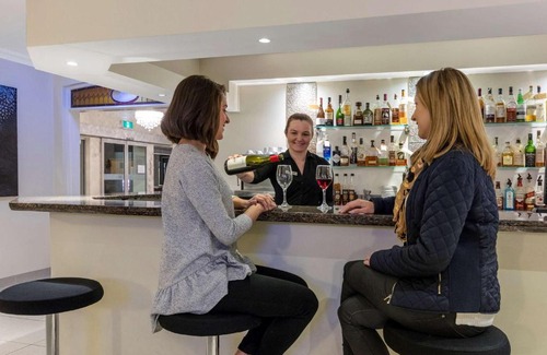 Wagga Wagga Hotel | Relax at Mercure Wagga Wagga: Pool, Dining & Family Friendly