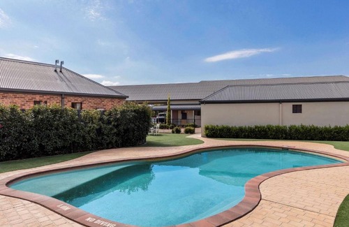 Wagga Wagga Hotel | Relax at Mercure Wagga Wagga: Pool, Dining & Family Friendly