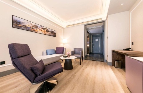 Yanta Qu Hotel | Explore Mercure Xian Qujiang: Family-Friendly Stay with Breakfast