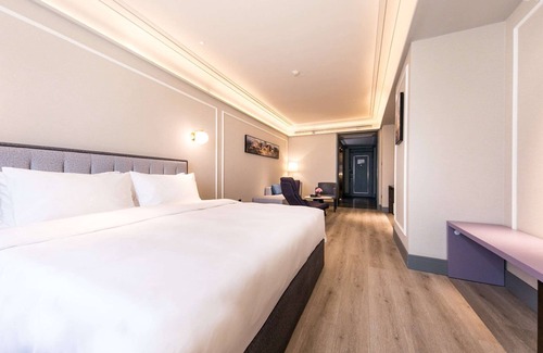 Yanta Qu Hotel | Explore Mercure Xian Qujiang: Family-Friendly Stay with Breakfast