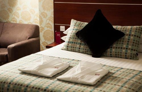Skelton Hotel | Elegant Mercure York Fairfield Manor Hotel with Family Amenities