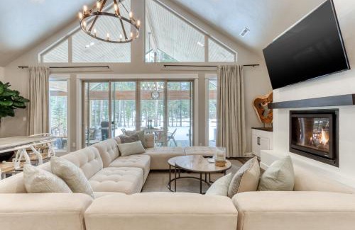 Oregon Water Wonderland House | Memorable Escapes at Merganser Memories with Hot Tub Bliss