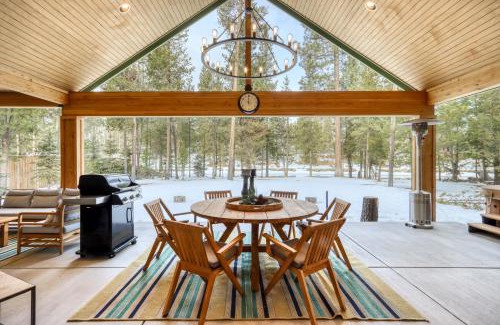 Oregon Water Wonderland House | Memorable Escapes at Merganser Memories with Hot Tub Bliss