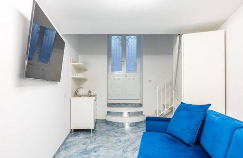 Mergellina Apartment | Inviting Mergellina Sea Studio with Jacuzzi & Breakfast