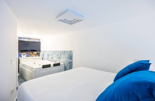 Mergellina Apartment | Inviting Mergellina Sea Studio with Jacuzzi & Breakfast
