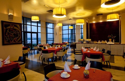 Bamako Hotel | Meridiana Bamako: 5-Star Hotel with Pool & Pet-Friendly Amenities