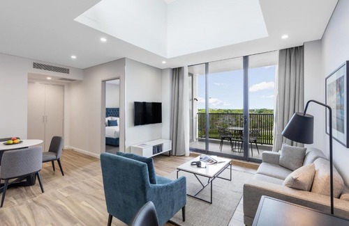 Mascot Hotel | Elegant Meriton Suites Mascot with Private Pool & Hot Tub