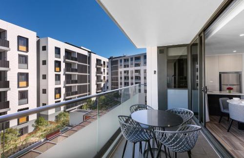 Mascot Hotel | Elegant Meriton Suites Mascot with Private Pool & Hot Tub