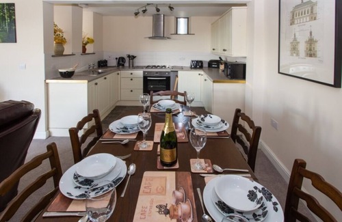 Llandovery House | Merlin Cottages: Family-Friendly Retreat with Games Room