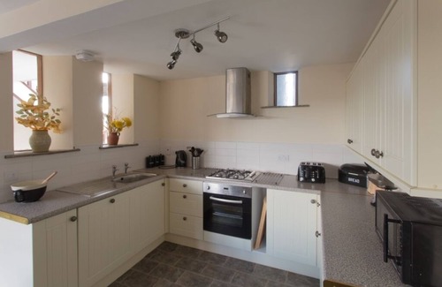 Llandovery House | Merlin Cottages: Family-Friendly Retreat with Games Room