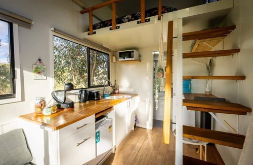 Windeyer House | Explore Merlot Tiny House: Family-Friendly Retreat Awaits