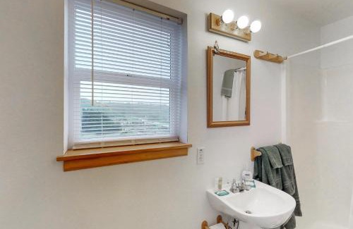 Bandon House | Pet-Friendly Retreat at Mermaid Beach House – Family Welcome!